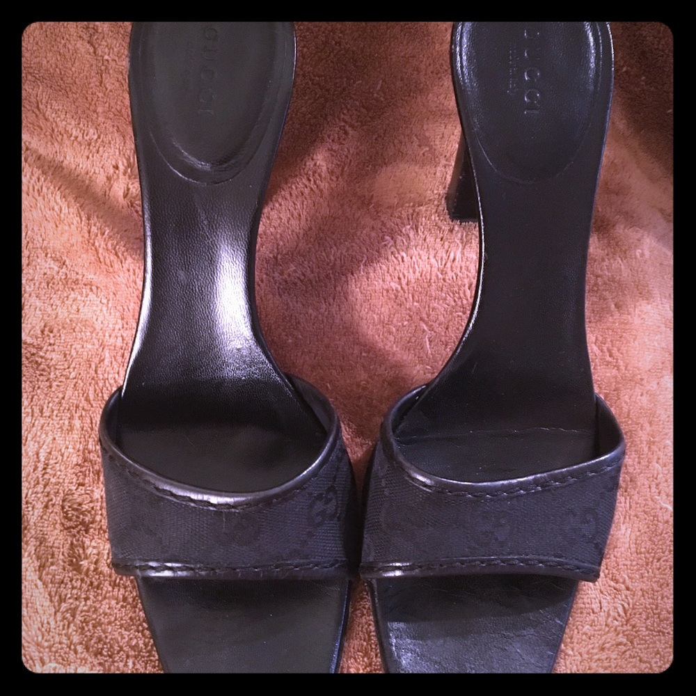 ❤️PRICE⬇️ vintage GUCCI monogram canvas sandals. 9